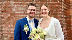 Bild vergr&ouml;&szlig;ern: Sandra Vienna
und Jannik Vienna geb. Sch&uuml;dde
schlossen am 12.06.2026
in der M&uuml;hle in Remels
den Bund f&uuml;rs Leben.

Herzlichen Gl&uuml;ckwunsch.